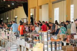 Bazar com peças aprendidas pela Receita Federal atraiu público nesta quarta-feira. (Foto: Juliano Almeida)
