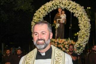 Próximo à estátua de Santo Antônio, padre Wagner coordenou a caminhada. (Foto: Juliano Almeida)