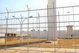 Muro alto e grades na Penitenciária Estadual Masculina de Regime Fechado da Gameleira II. (Foto: Paulo Francis)