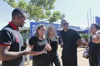 Primo, mãe, irmã, padrasto e avó materna de Giovany esperando a liberação do corpo em frente ao Imol (Foto: Paulo Francis)