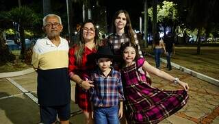 Família entrou no clima e vestiu xadrez para curtir Festa Junina (Foto: Alex Machado)