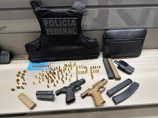 Pistolas, munições e carregdores apreendidos na casa de Marcel Cunha (Foto: Divulgação)