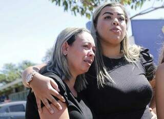 Mãe e prima de Giovany, em frente ao Imol (Foto: Paulo Francis)