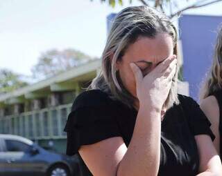 Tayane, a mãe, ficou em frente ao Imol aguardando liberação do corpo (Foto: Paulo Francis)