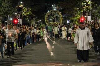 Procissão de Santo Antônio percorreu Avenida Afonso Pena. (Foto: Juliano Almeida)