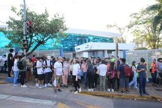 Concentração de candidatos em local de prova, minutos antes da abertura dos portões para o Enem 2023 (Foto: Paulo Francis)