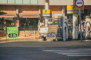Preço dos combustíveis antes do reajuste, no Posto Ipiranga, na Avenida Calógeras (Foto: Marcos Maluf)