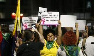 Manifestante segura cartaz contra a PL/1904, em ato realizado em Brasília, na quinta-feira (Foto: Agência Brasil)