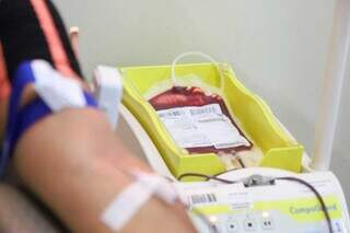Bolsa de sangue ao lado de doador no Hemosul, em Campo Grande. (Foto: Arquivo)