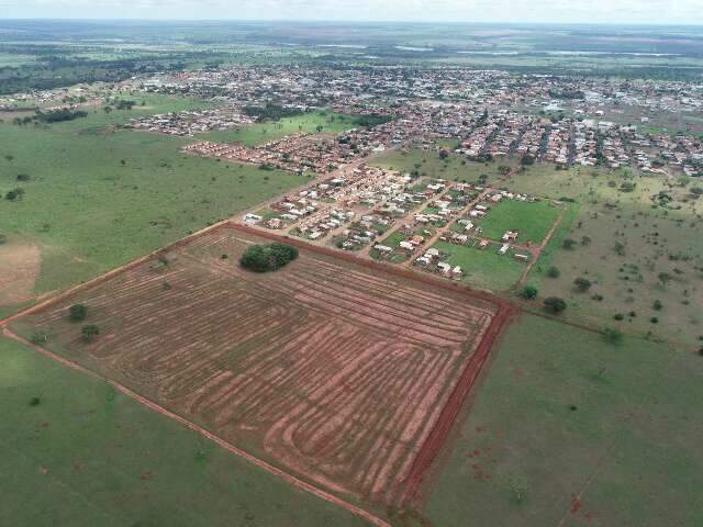  Prefeito entrega 736 lotes que n&atilde;o &lsquo;existem&rsquo; oficialmente em Bataguassu