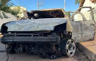 Carro encontrado incendiado em frente de delegacia (Foto: Bruna Marques)