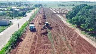 Imagem aérea de máquinas trabalhando para abrir terreno do residencial (Foto: Prefeitura de Bataguassu) 