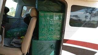 Avião lotado de cocaína, apreendido em pista clandestina na fronteira (Foto: Divulgação)