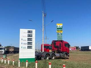 Preço dos combustíveis no Posto Caravagio, em Campo Grande (Foto: Clara Farias)