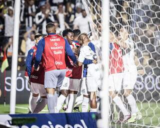 Jogadores do Peixe celebram gol em jogo da segundona (Foto: Raul Baretta/SFC)