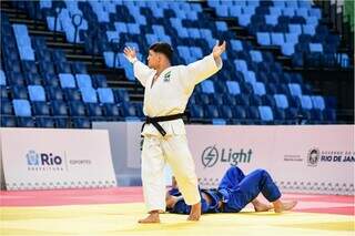 Judoca vencendo luta por hippon em competição da CBJ (Foto: Anderson Neves/CBJ)