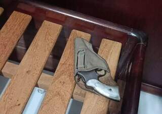 Arma encontrada com um dos presos, em hotel de Campo Grande (Foto/Divulgação)
