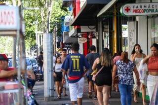 Consumidores andando na Rua 14 de Julho, em Campo Grande (Foto: Henrique Kawaminami)