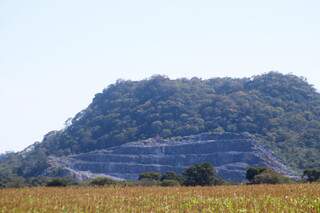 Vista de frente da lavra da Horii ao lado do assentamento (Foto: Paulo Francis)