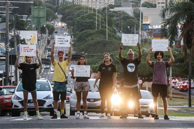 Protesto de ciclistas chama aten&ccedil;&atilde;o para tr&acirc;nsito violento da Capital