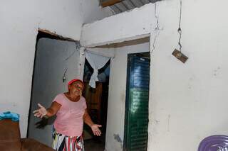 Ivanete mostrando as rachaduras em sua casa (Foto: Paulo Francis)