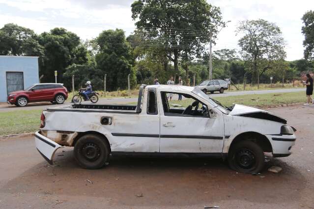 Motorista &eacute; socorrido ap&oacute;s picape capotar e atravessar canteiro central 