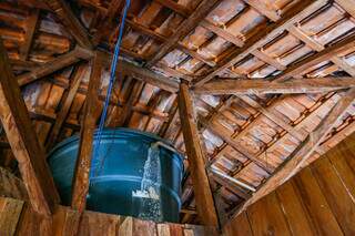 Parte do telhado onde cai goteira na casa de idoso com tuberculose (Foto: Paulo Francis)