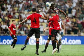 Jogadores disputam a posse da bola no Maracanã. (Foto: Lucas Merçon/Fluminense)