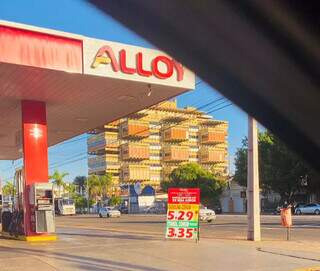 No centro, posto de gasolina informa na placa preço menor do que cobrado. (Foto: Direto das Ruas)