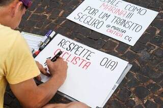 No ato, jovem produzia cartaz com frase &#39;Respeite o(a) ciclista&#39;. (Foto: Henrique Kawaminami)