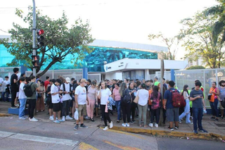 Concentração de candidatos em local de prova, minutos antes da abertura dos portões para o Enem 2023. (Foto: Arquivo/Paulo Francis)