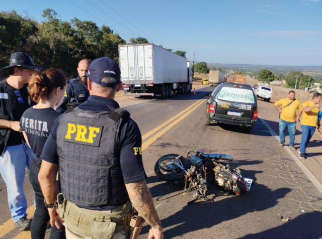 Motociclista morre ao invadir pista contr&aacute;ria e bater em caminh&atilde;o boiadeiro 