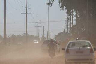 Rua com poeira no Jardim Noroeste, em Campo Grande (Foto: Henrique Kawaminami)