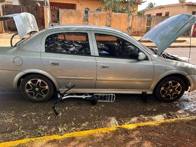 Adolescente fura preferencial e bicicleta vai parar embaixo de carro