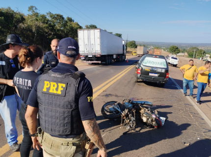Motociclista morre ao invadir pista contrária e bater em caminhão boiadeiro 