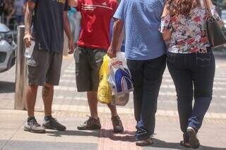 Consumidor com sacola de compras na mão, no Centro de Campo Grande (Foto: Marcos Maluf)