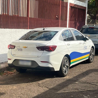 Carro oficial da Prefeitura de Ribas do Rio Pardo que estava estacionado em frente a casa de prostituição. (Foto: Direto das Ruas)