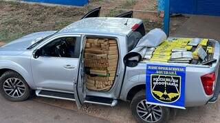 Tabletes da maconha estavam armazenados na carroceria e cabine da camionete (Foto: Divulgação/ BPMR)
