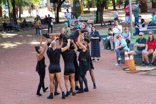 Grupo levou performance de dança para a Praça Ary Coelho. (Foto: Juliano Almeida)