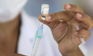 Profissional de saúde manipula dose de vacina contra covid. (Foto: Arquivo/Alex Machado)
