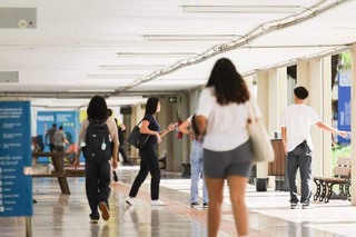 Estudantes no corredor central da UFMS. (Foto: Arquivo/Henrique Kawaminami)