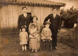 Foto de imigrantes de Okinawa que se estabeleceram no Brasil e já fizeram parte de exposição em MS (Foto/Arquivo)