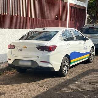 Carro oficial da Prefeitura de Santa Rita do Pardo que estava estacionado em frente a casa de prostituição (Foto: Direto das Ruas)