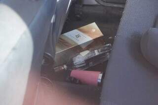 Garrafa de whisky vazia, lata de energético e copo de metal rosa foram encontrados dentro do carro (Foto: Paulo Francis)