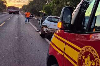 Viatura dos bombeiros e carro envolvido em acidente fatal. (Foto: Divulgação/Bombeiros)
