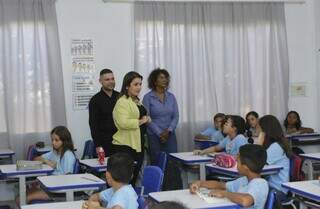 Prefeita Adriane Lopes conversando com aluna em nova sala de aula (Foto: Paulo Francis) 