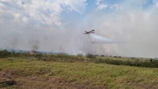Aeronave despeja água em região com fogo para fazer resfriamento da área afetada (Foto: CBMMS)