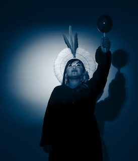 MC Anarandà, indígena da etnia guarani kaiowá, embarca essa semana para um show no Festival Theaterformen