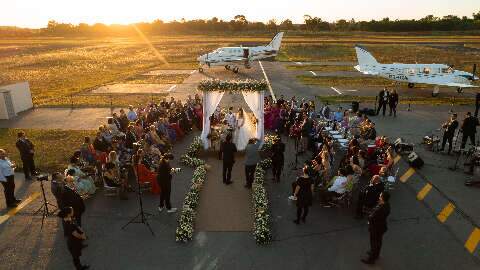 Para casamento em hangar, noivos chegaram até em aviões diferentes	