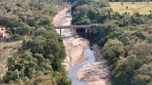 De cima, imagem triste comprova Rio Perdido asfixiado por assoreamento